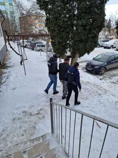 Suceava: Bărbat reţinut de Poliţie după ce a bătut cu o bâtă câinele vecinului său