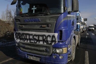 UPDATE Timiş: Traficul a fost blocat dinspre autostradă către DN6, varianta ocolitoare a municipiului Lugoj, din cauza protestelor transportatorilor şi fermierilor / După peste cinci ore, traficul a fost reluat