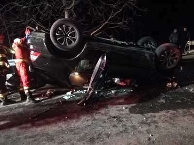 Mehedinţi: Un autoturism a intrat într-un stâlp de beton şi pe urmă s-a răsturnat pe partea carosabilă / Şoferul în vârstă de 54 de ani a murit