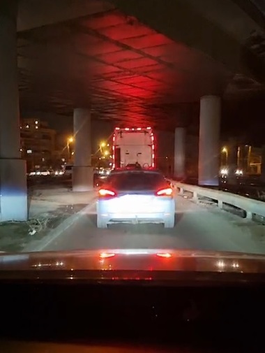 Centura Constanţei, blocată de protestatari / Ei acuză autorităţile că nu îi lasă să protesteze 
şi că au venit cu arme / Un poliţist s-a îndreptat cu arma către o maşină care ar fi încercat să meargă spre protestatari - VIDEO
