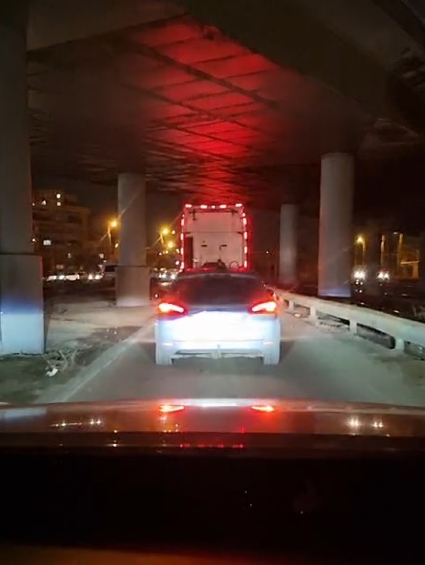 Centura Constanţei, blocată de protestatari / Ei acuză autorităţile că nu îi lasă să protesteze 
şi că au venit cu arme / Un poliţist s-a îndreptat cu arma către o maşină care ar fi încercat să meargă spre protestatari - VIDEO