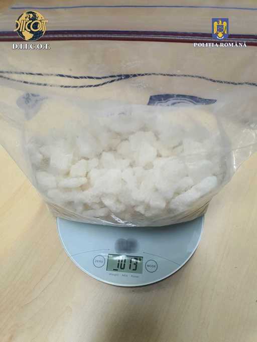 Maramureş: Două persoane, arestate preventiv după ce au fost prinse cu peste 3 kilograme de 2MMC. Drogurile erau vândute către consumatori de pe raza acestui judeţ