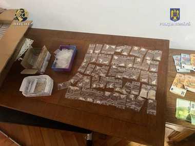 Satu Mare: Procurorii DIICOT au prins în flagrant un bărbat cu 70 de grame de cristal, 3-CMC, un drog de mare risc în maşină / El a fost arestat preventiv pentru 30 de zile - FOTO