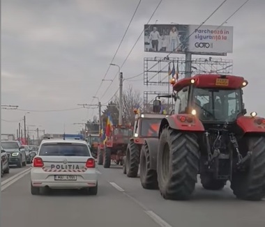 UPDATE - Circulaţia se desfăşoară pe banda doi, pe DN2, în Afumaţi / Banda unu va fi ocupată pe timpul nopţii de autocamioanele protestatarilor / Manifestaţii la Suceava şi în judeţul Cluj / Traficul a fost reluat, la Suceava şi în Cluj - FOTO