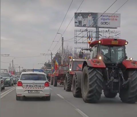 UPDATE - Circulaţia se desfăşoară pe banda doi, pe DN2, în Afumaţi / Banda unu va fi ocupată pe timpul nopţii de autocamioanele protestatarilor / Manifestaţii la Suceava şi în judeţul Cluj / Traficul a fost reluat, la Suceava şi în Cluj - FOTO