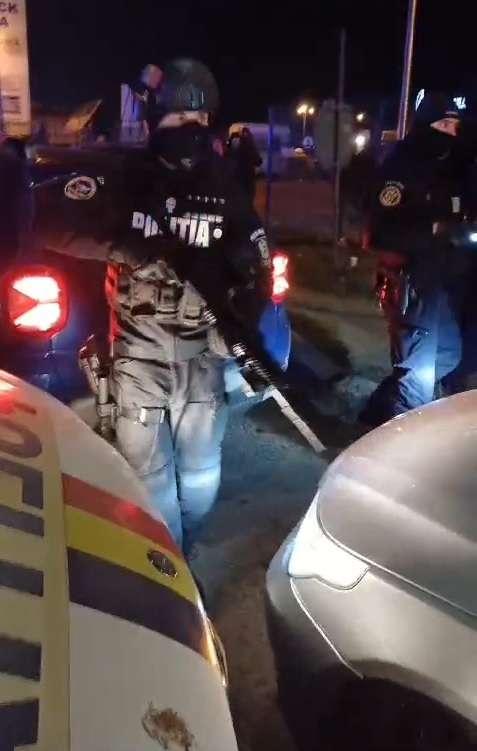 Europol Constanţa, după ce un poliţist a îndreptat arma către o maşină la protestul transportatorilor: Este regretabil acest gest / Este de condamnat decizia lui Predoiu de a accepta să folosească poliţiştii pe post de scut pentru a bloca dreptul constituţional de a manifesta