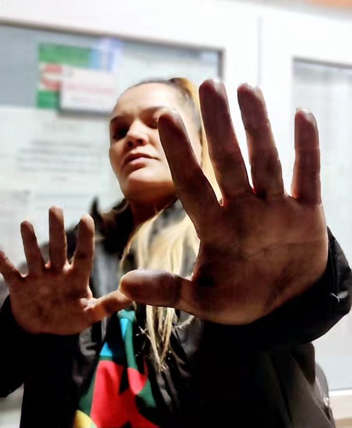 Mai multe organizaţii reclamă un abuz al Poliţiei la adresa activistei Angi Şerban: Percheziţie corporală la secţie pentru o postare pe Facebook / Solicitare către liderii coaliţiei, Ministerul de Interne şi Inspecţia Judiciară