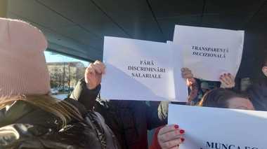 Protest spontan în Agenţiile pentru Întreprinderi Mici şi Mijlocii / Sindicaliştii cer salarizarea la nivelul instituţiilor din aparatul central, dar şi acordarea de sporuri