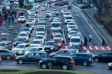 Proiect care prevede restricţionarea accesului cu autovehiculele în zona centrului istoric din Braşov, pus în dezbatere publică de autorităţile locale / Este vizată limitarea accesului auto în perioada weekend-urilor şi a sărbătorilor legale

