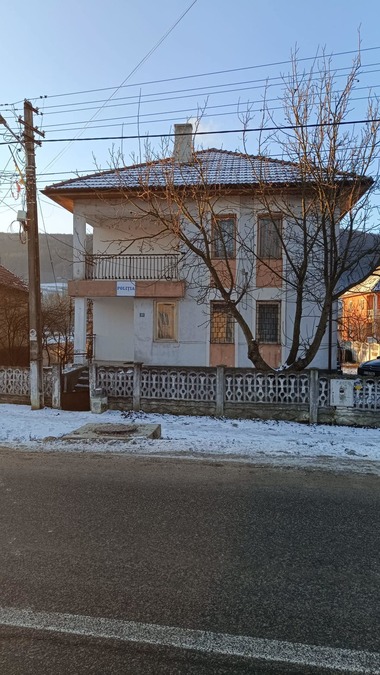 Sindicatul Europol prezintă imagini ale unei secţii de poliţie dintr-un sat de lângă Gherla, în judeţul Cluj, reclamând condiţii de Ev Mediu: Încăperi insalubre, gemuri din lemn bătute în cuie, sobă pe lemn şi conducta de gaz la poartă - FOTO