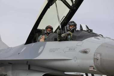 Angel Tîlvăr, ministrul Apărării: Piloţii români au început pregătirea în cadrul Centrului European de Instruire F-16 de la Feteşti