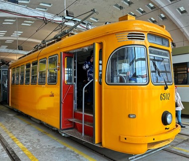 STB şi-a deschis porţile celor interesaţi să vadă cele mai noi mijloace de transport, de Ziua Principatelor Unite / Peste 3.000 de bucureşteni au vizitat Depoul Dudeşti - FOTO