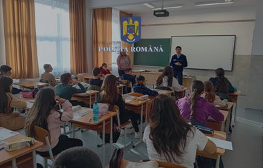 IGPR - Poliţiştii au intervenit în perioada 19 - 25 ianuarie la 112 evenimente sesizate în incinta sau zona adiacentă şcolilor. Nouă amenzi după verificarea modului de asigurare cu pază în unităţile de învăţământ