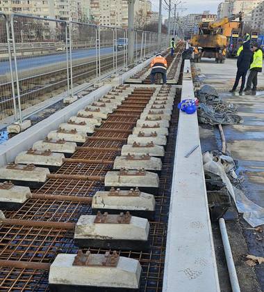 Nicuşor Dan: A început montarea şinei de tramvai şi a rosturilor de dilataţie pe Podul Grant - FOTO