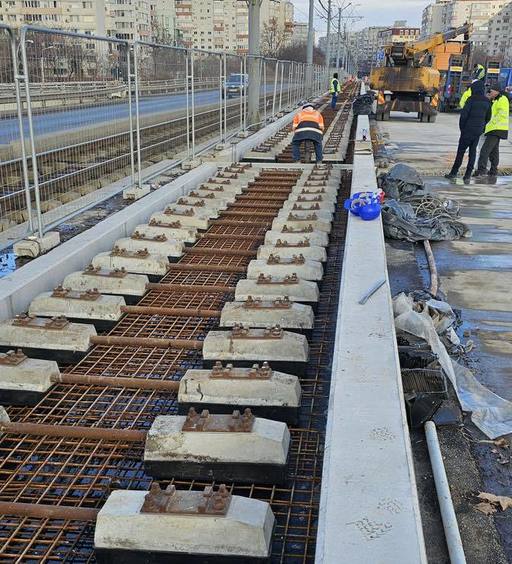 Nicuşor Dan: A început montarea şinei de tramvai şi a rosturilor de dilataţie pe Podul Grant - FOTO