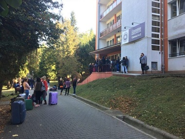 Analiză ANOSR: Doar şase universităţi au camere cu grup sanitar propriu în toate căminele / Numai în 6,3% dintre cămine serviciile de curăţenie se desfăşoară zilnic / Doar 13,33% dintre cămine au spaţii de recreere
