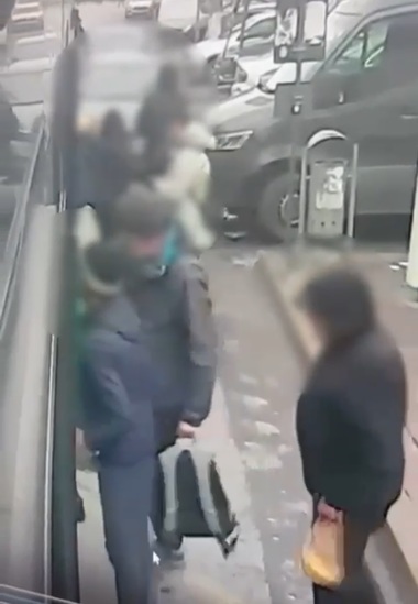 Un bărbat a fost prins în flagrant de către poliţişti, în timp ce încerca să fure mobilul unei femei, într-un mijloc de transport în comun din Sectorul 3 al Capitalei / El a fost arestat pentru 30 de zile - VIDEO