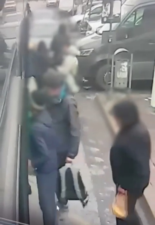 Un bărbat a fost prins în flagrant de către poliţişti, în timp ce încerca să fure mobilul unei femei, într-un mijloc de transport în comun din Sectorul 3 al Capitalei / El a fost arestat pentru 30 de zile - VIDEO
