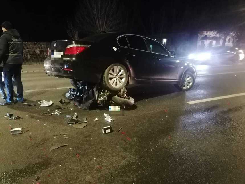 Cluj: Accident între două autoturisme şi o motocicletă / Unul dintre autoturisme a trecut peste motocicletă, rămânând suspendat deasupra acesteia - FOTO