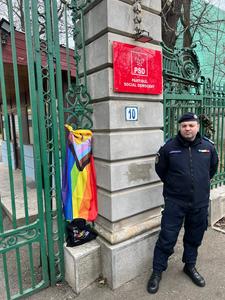 Câteva zeci de persoane din comunitatea LGBT, care susţin legalizarea parteneriatului civil, s-au strâns duminică în faţa sediului PSD / Ce i-au adus premierului Marcel Ciolacu - FOTO, VIDEO 