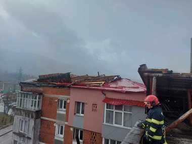 Arbori căzuţi peste fire electrice sau maşini şi acoperişuri smulse de vântul puternic, în judeţele Sibiu, Cluj şi Hunedoara - FOTO, VIDEO