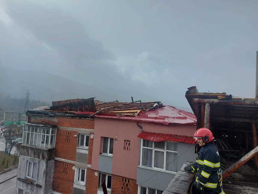 Arbori căzuţi peste fire electrice sau maşini şi acoperişuri smulse de vântul puternic, în judeţele Sibiu, Cluj şi Hunedoara - FOTO, VIDEO