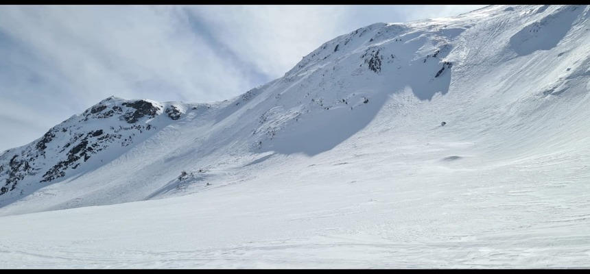 Risc mare de producere a unor avalanşe, în Munţii Parâng-Şureanu şi Ţarcu-Godeanu, la altitudini mari/ Risc însemnat, în alte masive