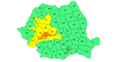 Meteorologii anunţă în continuare precipitaţii şi intensificări ale vântului, până miercuri dimineaţă / În unele zonele cantităţile vor fi însemnate / Cod portocaliu de ninsori în zonele montane din Hunedoara, Alba şi Sibiu 

