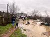 Hunedoara: 7 oameni evacuaţi şi 11 gospodării inundate în urma ploilor abundente
