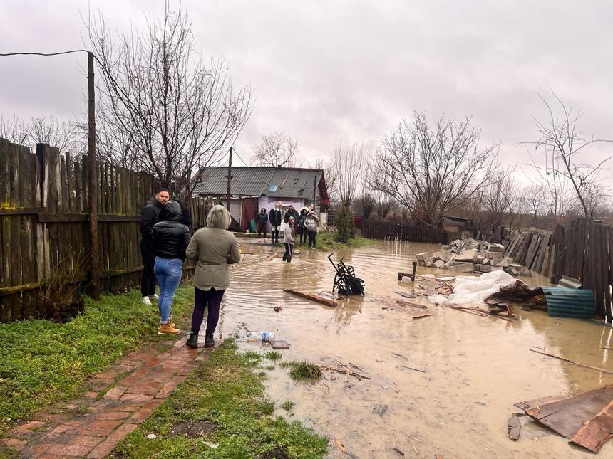 Hunedoara: 7 oameni evacuaţi şi 11 gospodării inundate în urma ploilor abundente