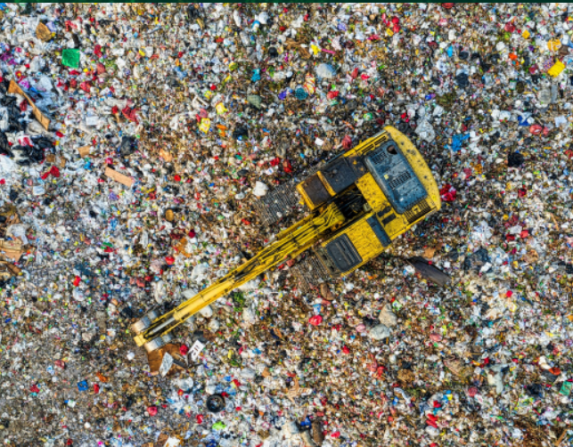 O nouă criză a deşeurilor, în Ploieşti. În unele zone, gunoiul e neridicat de două săptămâni din cauză că operatorul de salubritate are datorii mari la firma care deţine rampa de deşeuri şi care solicită de mai mult timp, plata debitelor