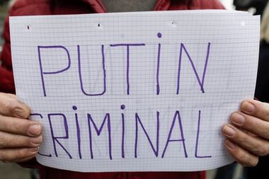 Zeci de persoane îi aduc un omagiu lui Aleksei Navalnîi la sediul Ambasadei Rusiei la Bucureşti - FOTO, VIDEO
