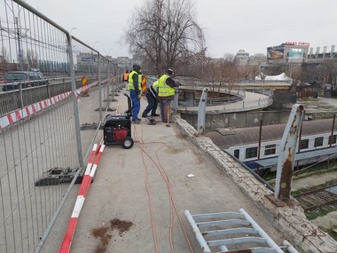 Nicuşor Dan prezintă stadiul lucrărilor la Podul Grant: La pasajul principal, traversele liniei de tramvai sunt montate în proporţie de 80%, iar şinele pentru linia de tramvai în proporţie de 70%
