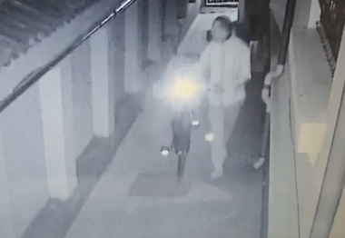 Un bărbat bănuit de furt a fost depistat de un poliţist aflat în timpul liber / El a sustras o bicicletă din curtea unui imobil din Sectorul 1, în valoare de aproximativ 4.000 lei - VIDEO