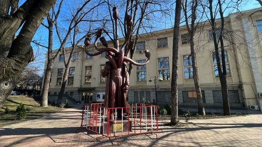 Dosar penal întocmit de poliţişti în cazul femeii din Iaşi care loveşte cu piciorul o statuie expusă în centrul oraşului
