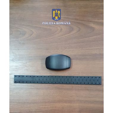 Poliţiştii din Caraş Severin au montat primele două dispozitive de supraveghere electronică / Unul dintre monitorizaţi este acuzat că şi-a agresat fiica de 10 ani, lovind-o cu palma peste faţă 
