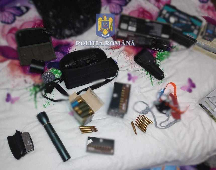 Nouă arme de vânătoare şi muniţie, depistate de poliţişti, în Caraş-Severin, în urma unor percheziţii / Doi bărbaţi reţinuţi - VIDEO, FOTO