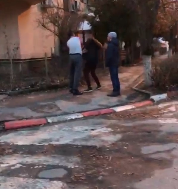 Verificări interne la nivelul Poliţiei Teleorman, după ce un poliţist în timpul liber a fost filmat agresând un tânăr, pe stradă - VIDEO