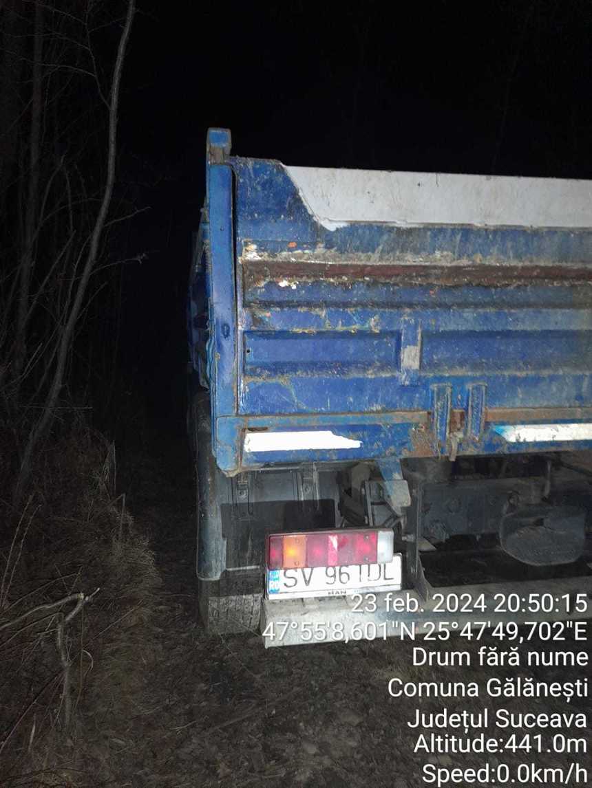 Bărbat prins în timp ce fura balast din albia râului Suceava / El a spus că-i trebuie agregatul mineral pentru a realiza construcţii în gospodărie - FOTO
