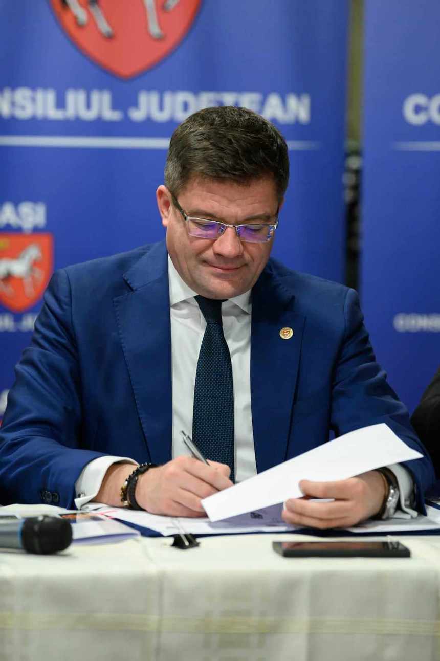 Şeful Consiliul Judeţean Iaşi, Costel Alexe, a semnat contractul de execuţie a lucrărilor pentru reabilitarea şi modernizarea Filarmonicii de Stat „Moldova” Iaşi