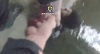 Poliţiştii din Capitală au scos din râul Dâmboviţa o femeie în vârstă de 66 de ani, care trecea prin zonă, i s-a făcut rău, şi a căzut în apă / Ea a fost transportată la spital pentru îngrijiri medicale - VIDEO 