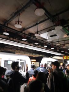 UPDATE - Două trenuri de metrou s-au ciocnit uşor, la Timpuri Noi, după ce o garnitură a intrat pe linia ocupată/ Nu sunt victime/ Metrorex: Trenurile s-au atins cu cuplele/ Instituţiile de anchetă feroviară, anunţate/ Reacţia lui Grindeanu - FOTO
