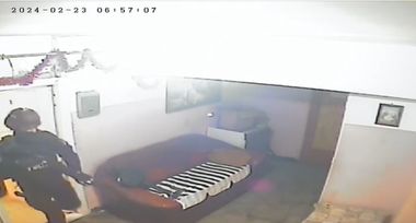 Un bărbat din Reşiţa susţine că a fost vizitat  de trupele speciale, care au greşit adresa la care ar fi trebuit să descindă: M-au luat din somn, mi-au speriat copilul, mi-au pus pistolul la cap. Apoi au zis că au greşit adresa / Reacţia Poliţiei - FOTO
