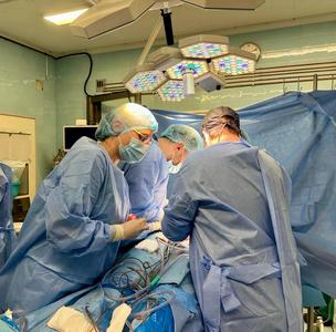 Bucureşti: Prima prelevare de organe din acest an, la Spitalul Elias, de la o femeie de 42 de ani, aflată în moarte cerebrală/ Trei pacienţi au beneficiat de transplant de ficat şi rinichi, fiind prelevate şi ţesuturi osteotendinoase