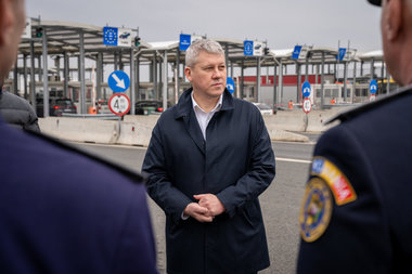Predoiu: Statisticile din ultimul an demonstrează că Poliţia de Frontieră şi Poliţia Română au crescut eficienţa în combaterea migraţiei ilegale şi a traficului de persoane şi de droguri/ Să fie pregătite în caz de creştere a numărului de migranţi ilegali 