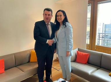 Simona Bucura-Oprescu, discuţie cu omologul german pe tema îmunătăţirii condiţiilor de lucru pentru românii care muncesc în Germania / Peste 900.000 de români, înegistraţi oficial cu domiciliul sau reşedinţa în Germania

