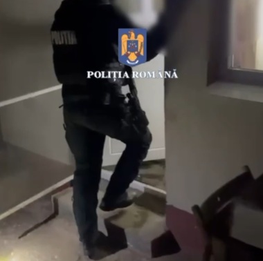 Poliţiştii din Capitală au reţinut doi bărbaţi implicaţi în mai multe infracţiuni de furt din maşini din apropierea cluburilor şi restaurantelor, în Sectorul 1 / Prejudiciul a fost de circa 25.000 lei - VIDEO