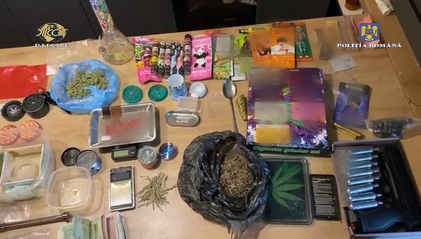 Cluj: Un bărbat a fost arestat preventiv pentru 30 de zile pentru trafic de droguri / În locuinţa sa au fost găsite canabis, ketamină şi ciuperci halucinogene - FOTO, VIDEO