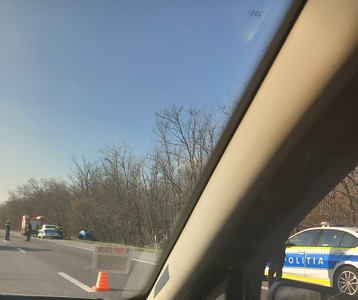 UPDATE - Accident pe A2 Bucureşti-Constanţa, în zona Lehliu-Gară, unde o maşină s-a răsturnat în afara carosabilului / Au fost patru victime, dintre care una a decedat / Traficul a fost reluat 