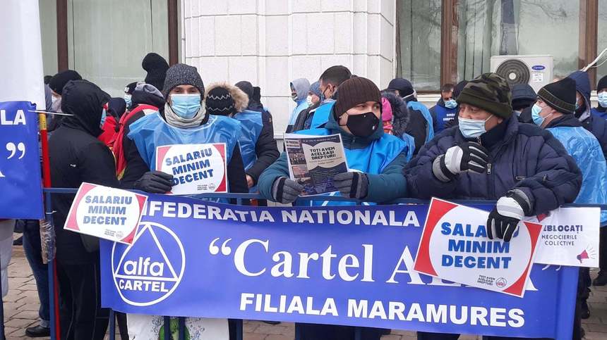 Membrii Federaţiei Sindicatelor din Comerţ, federaţie afiliată CNS Cartel ALFA, protestează luni dimineaţă la sediul Ministerului Muncii şi Solidarităţii Sociale 